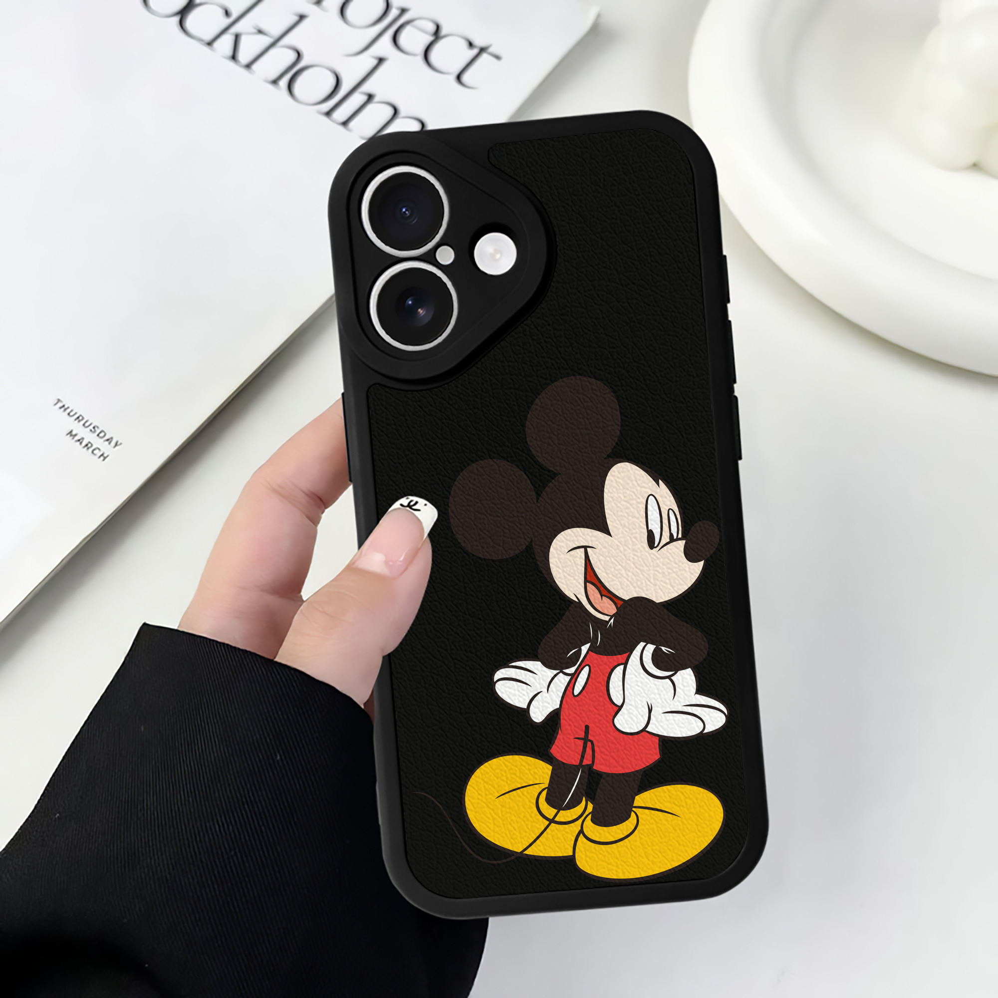 （画像用） ミッキーマウス Mickey Mouse 【iPhone 16シリーズ対応】シリコンスマホケース（レザー調） 材質：シリコン
